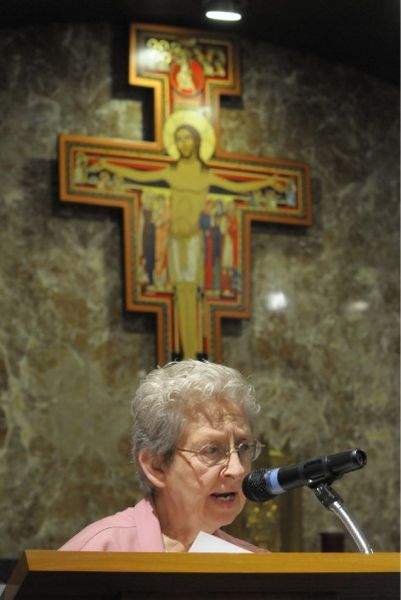 St. Vincent Hospital dedicates San Damiano Crucifix bilde St. Vincent Hospital dedicates San Damiano Crucifix